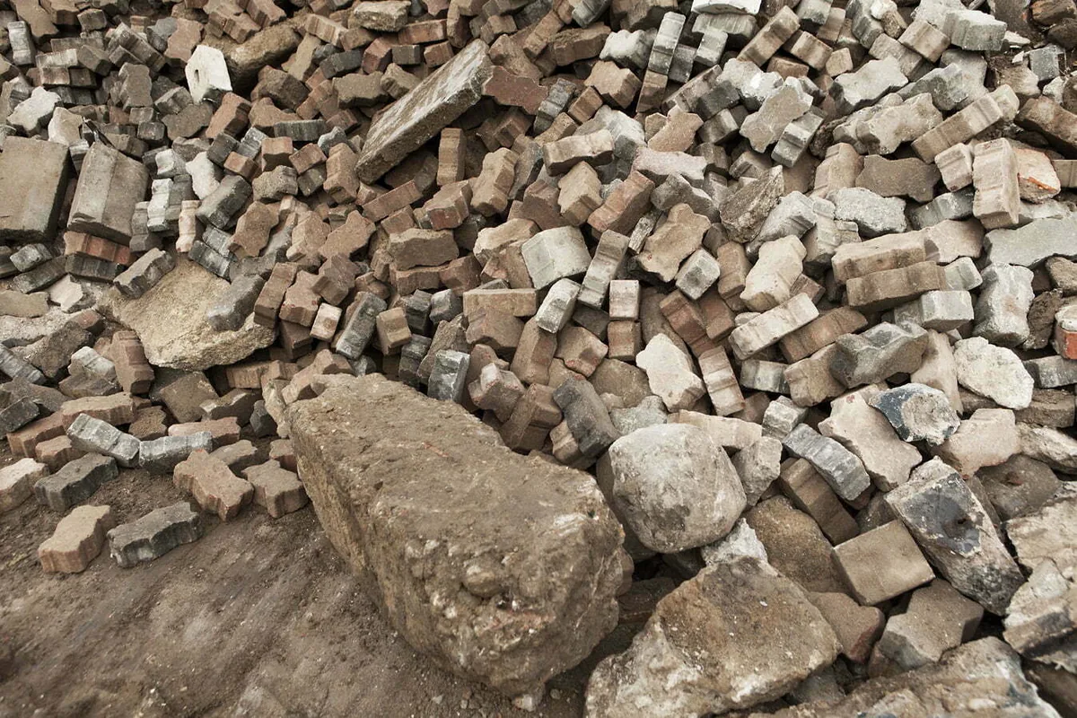 Moloz în vrac din demolări, cărămidă și beton