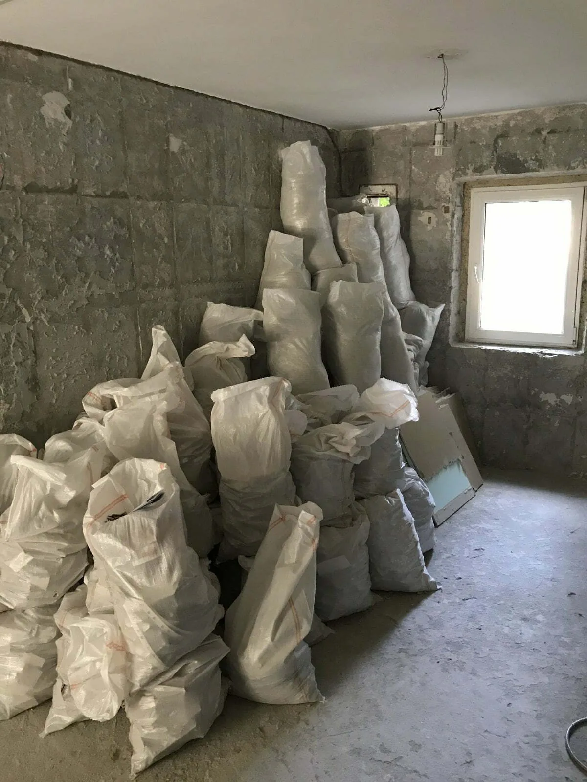 Saci de moloz pregătiți pentru evacuare dintr-un apartament